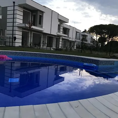 Villas 1&2, Gjiri I Lalzit 게스트하우스